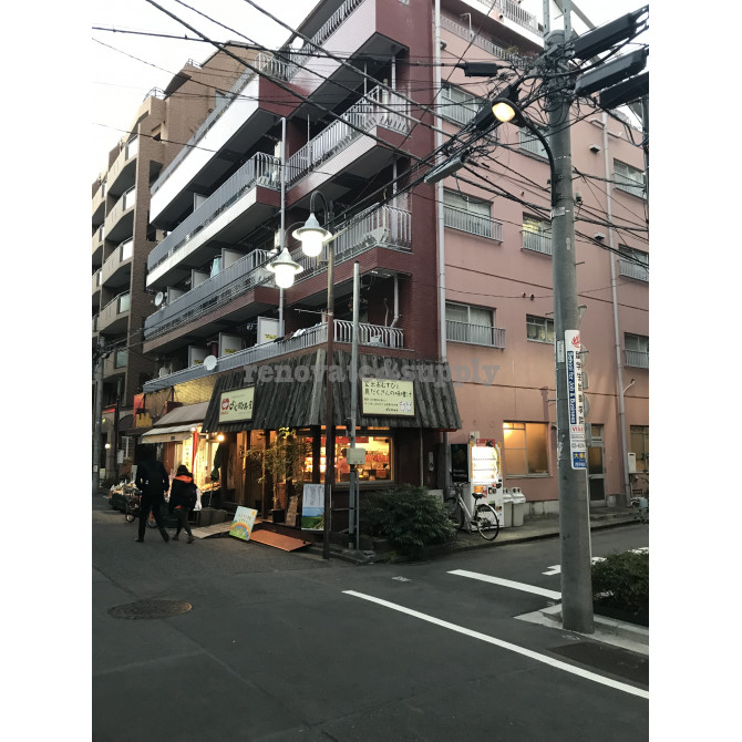 １階には商店が入居しています
